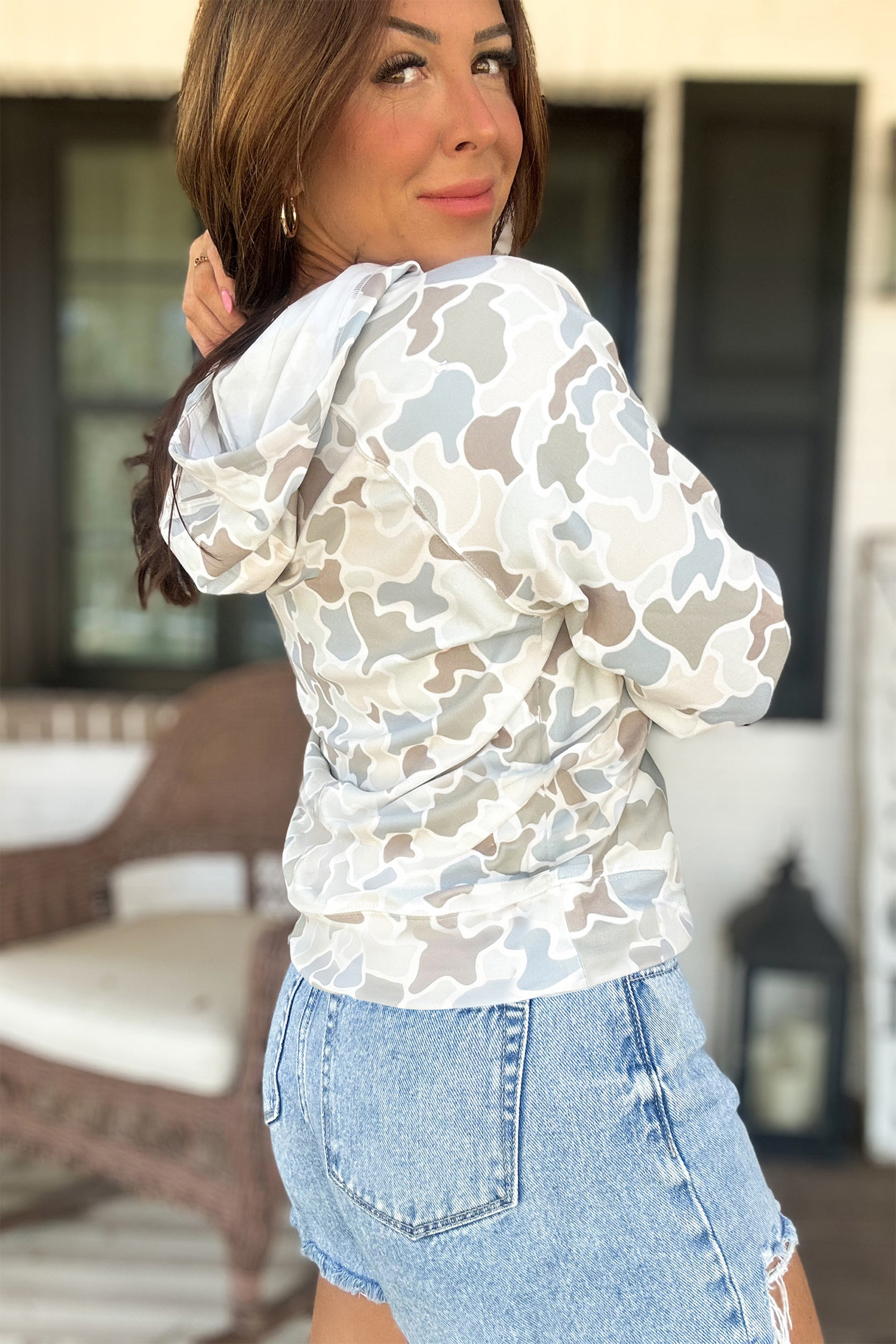 Beige Camouflage Print Relaxed Drawstring Hoodie - Imagen 2