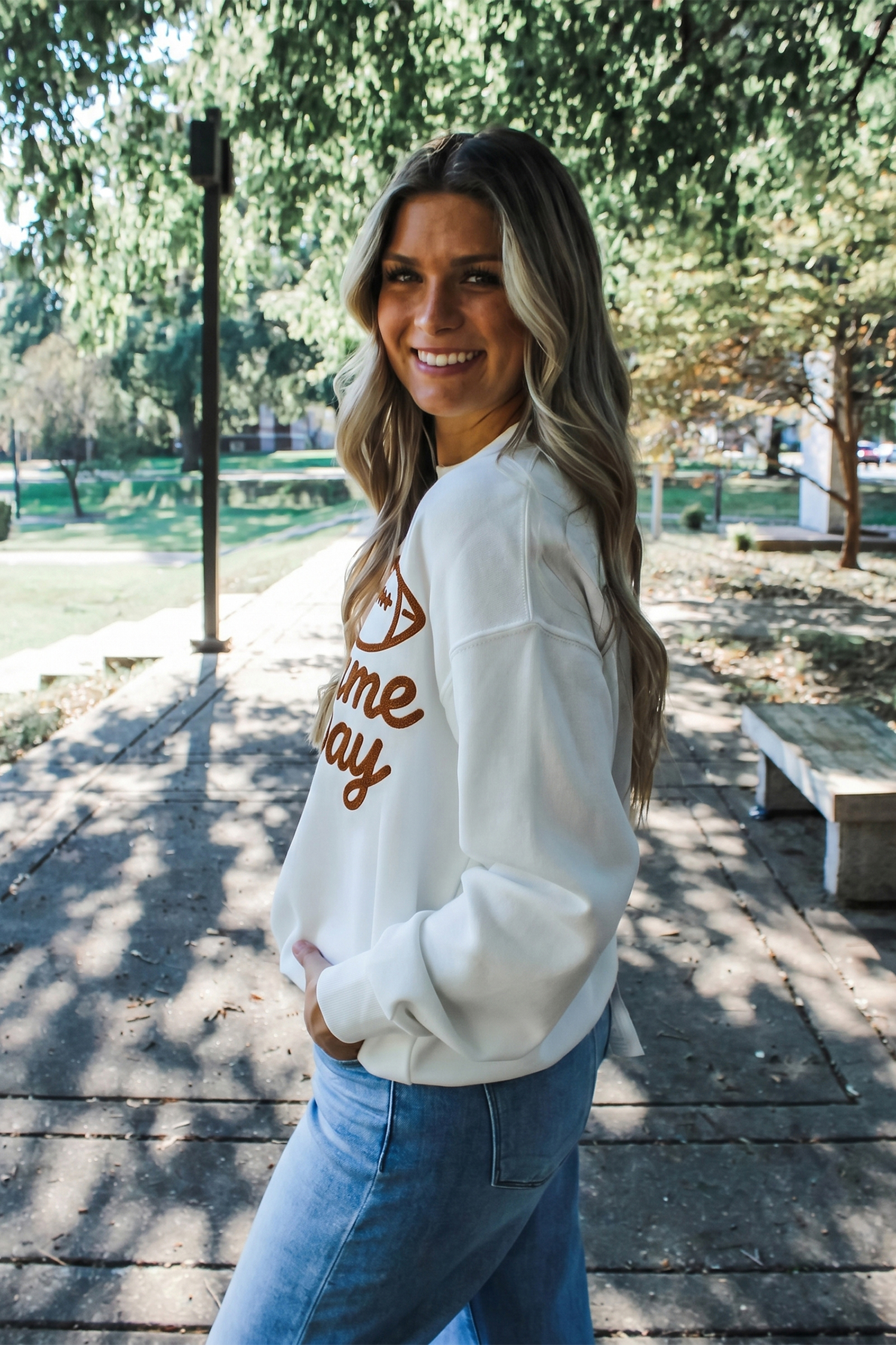 White Embroidered Slogan Game Day Rugby Pattern Crewneck Sweatshirt - Imagen 4